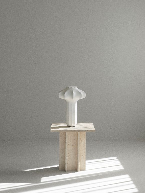 Nahaufnahme der weißen Phantom Tischleuchte von Normann Copenhagen auf beigem Beistelltisch.
