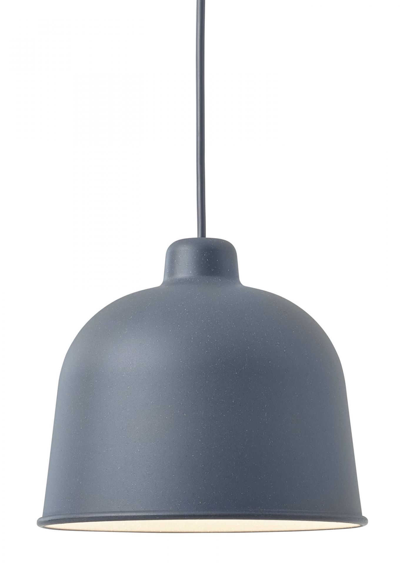 Nahaufnahme der Muuto Grain Pendelleuchte in Blau-Grau, moderne Hängeleuchte für Wohnraum und Esszimmer.