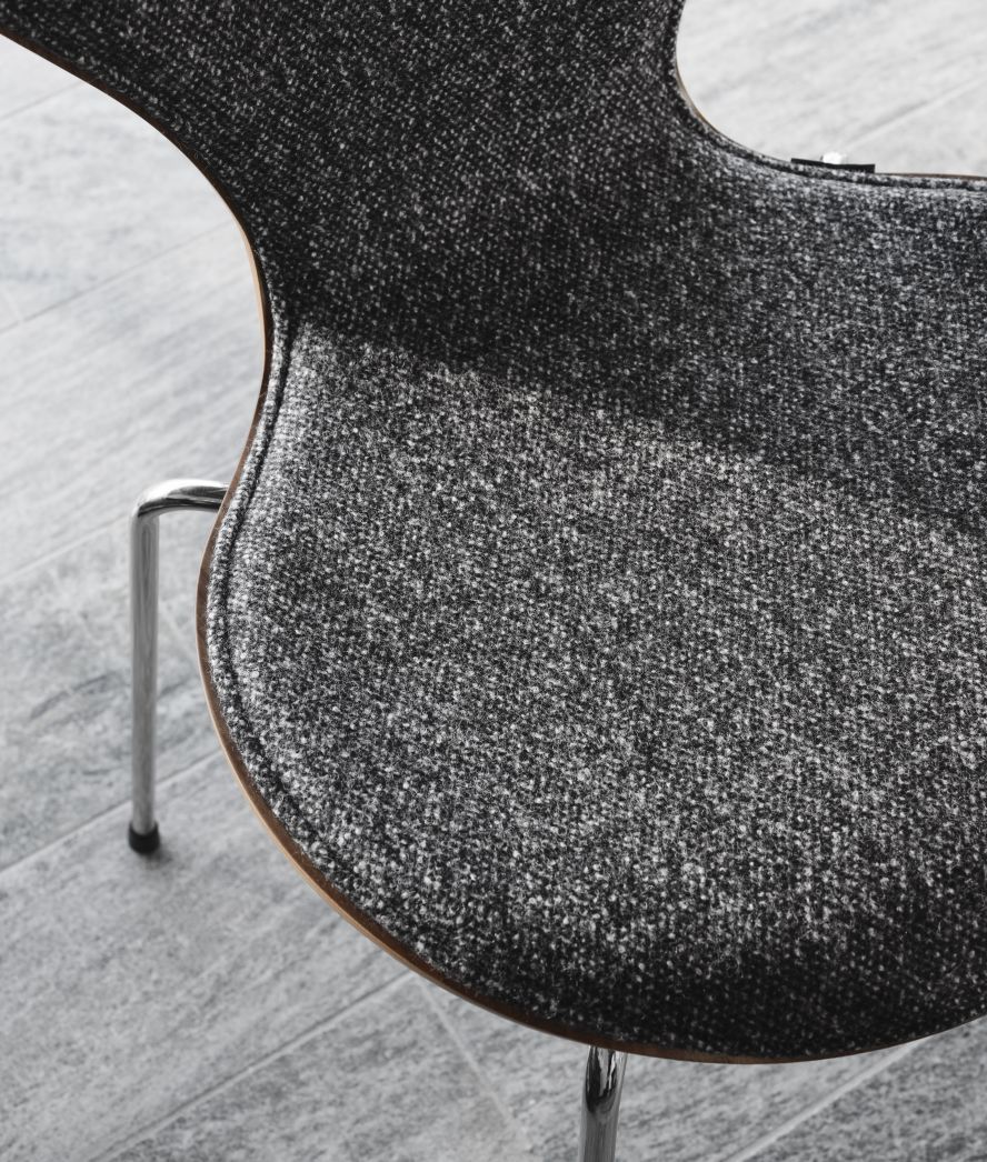Seven / Series Chair 3107 Fritz Hansen anniversary model