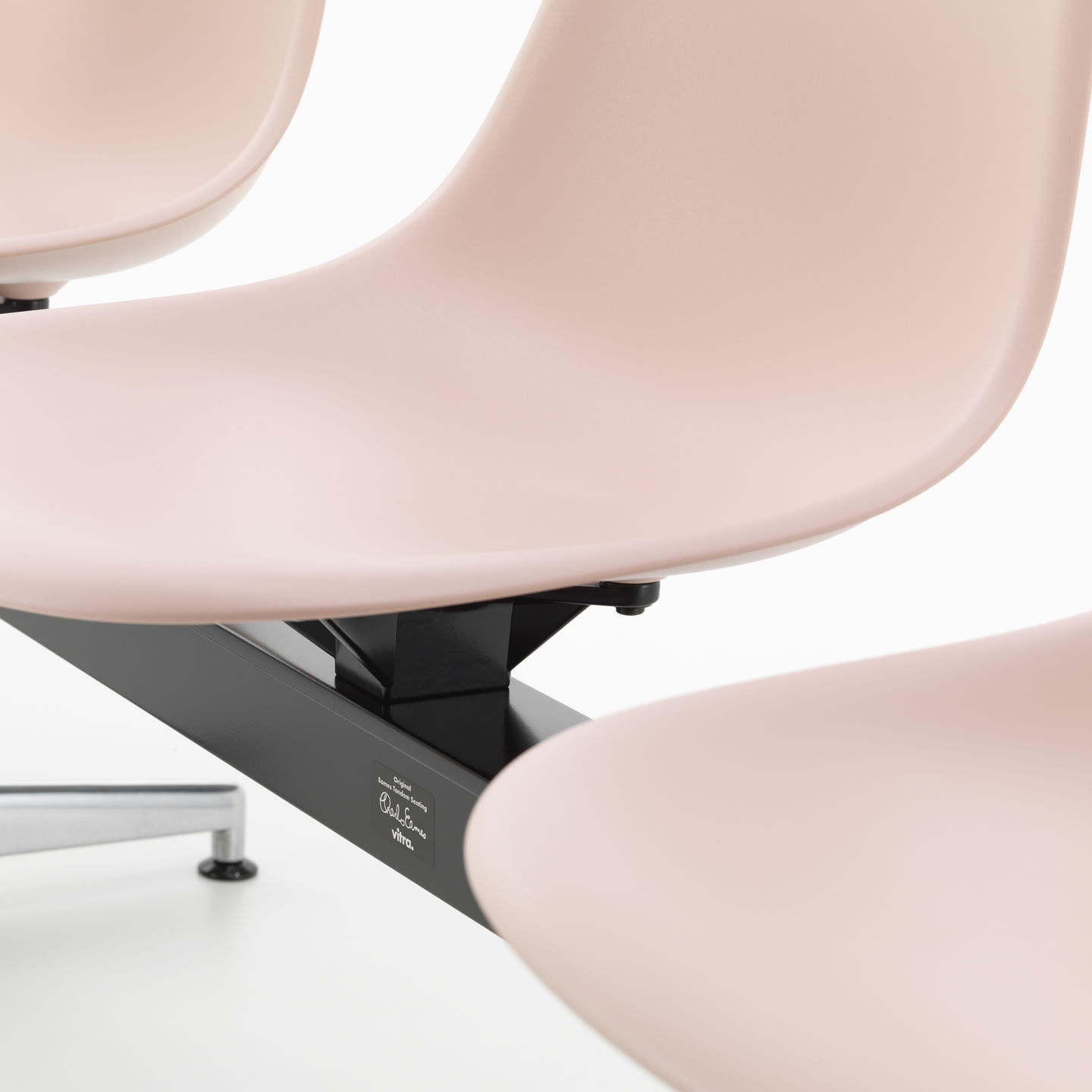 Eames Plastic Side Chair RE on traverse Vitra 