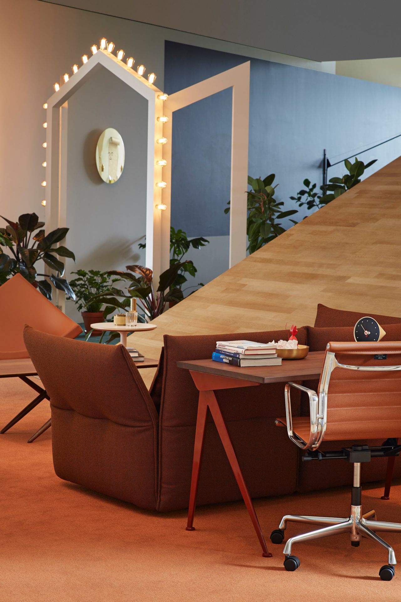 Compas Direction Desk Vitra