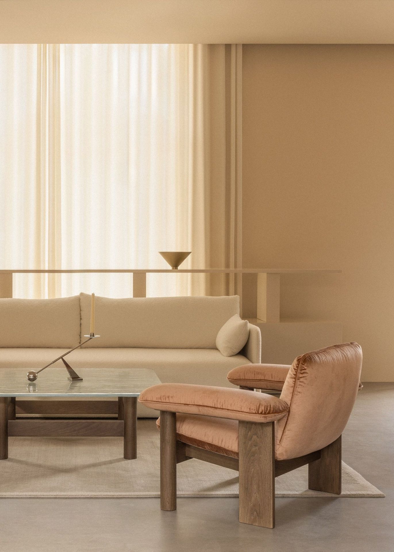 Audo Copenhagen Offset Sofa, 3-Sitzer in Beige mit Sessel und Couchtisch im Wohnzimmer.