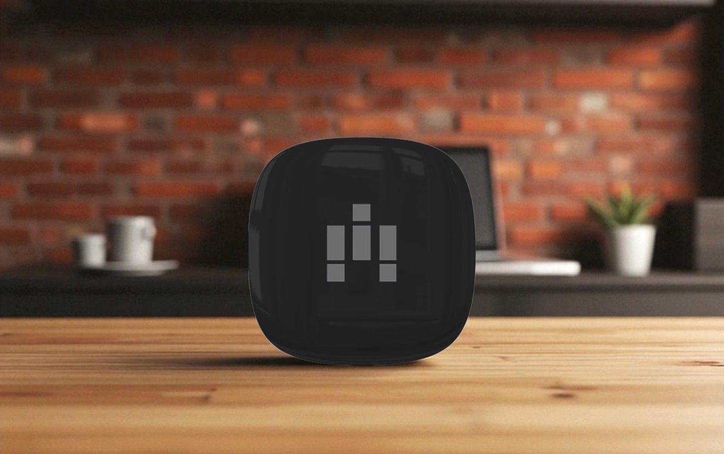 Schwarzes, transparentes Wifi Modul auf einem Holztisch, im Hintergrund Laptop und Kaffeetasse.