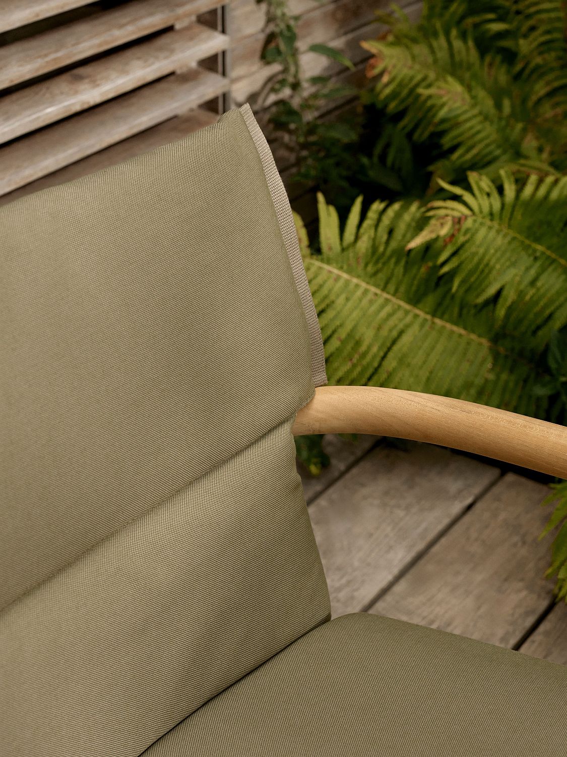 Embrace Outdoor Lounge Chair with cushion Carl Hansen & Søn