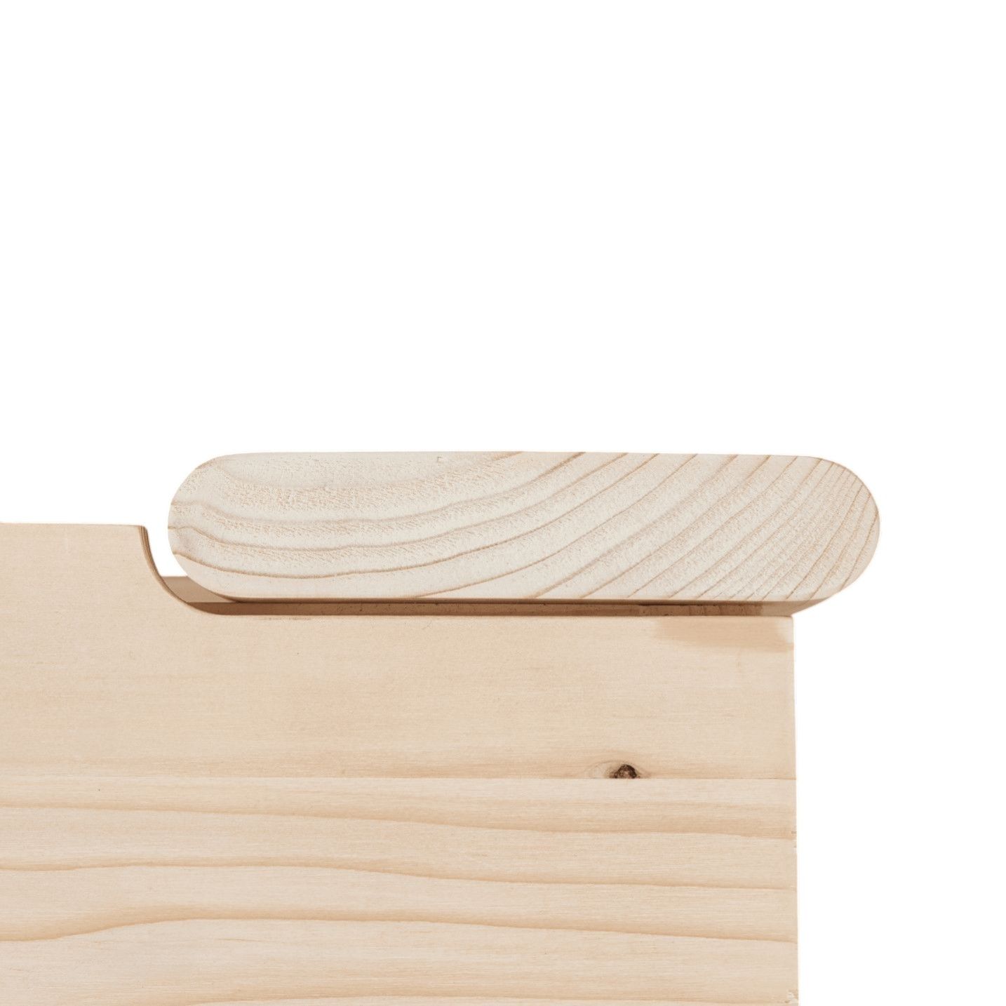 Detailaufnahme der hellen Holzoberfläche und abgerundeten Kante der Beam Sitzbank von Form & Refine.