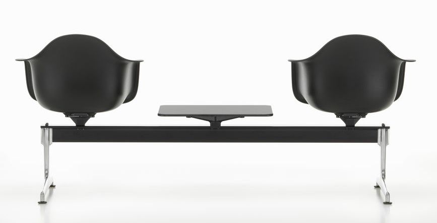 Eames Plastic Armchair RE on traverse Vitra
