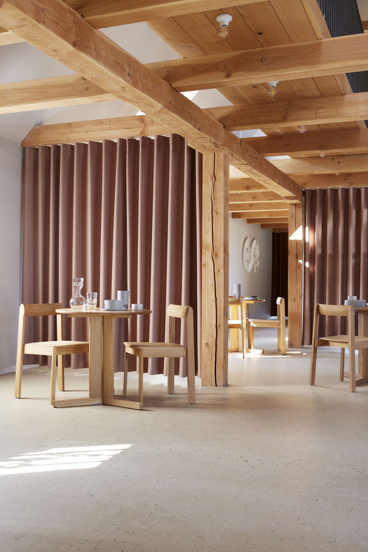 Trefoil Table Ø 75 Oak Form & Refine