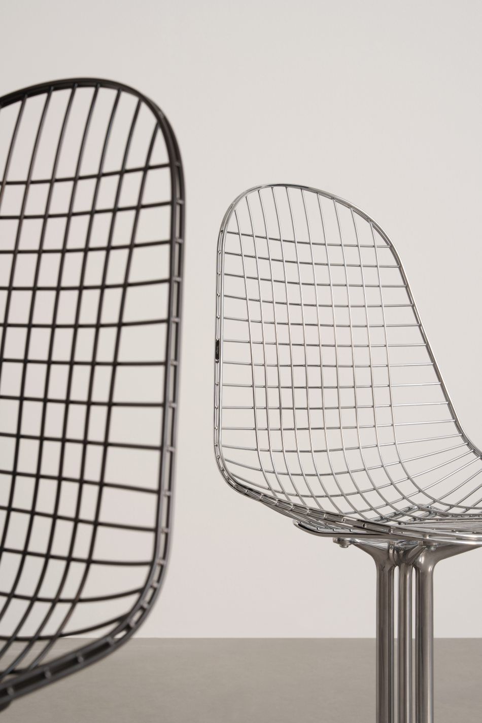 Detailaufnahme von zwei DKL Wire Chairs von Vitra, ungepolsterte Ausführung in Schwarz und Chrom.