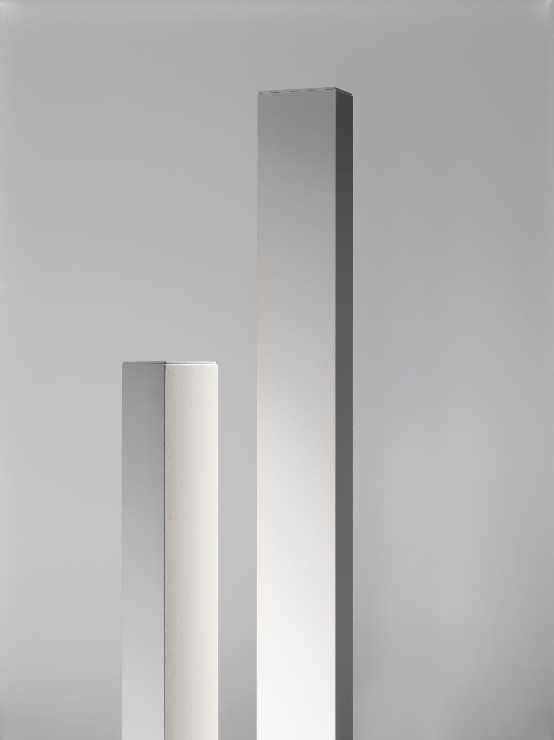 Minimalistische Parallel Stehleuchte in Grau, moderne Stehlampe als Stilelement für Wohnzimmer und Schlafzimmer.
