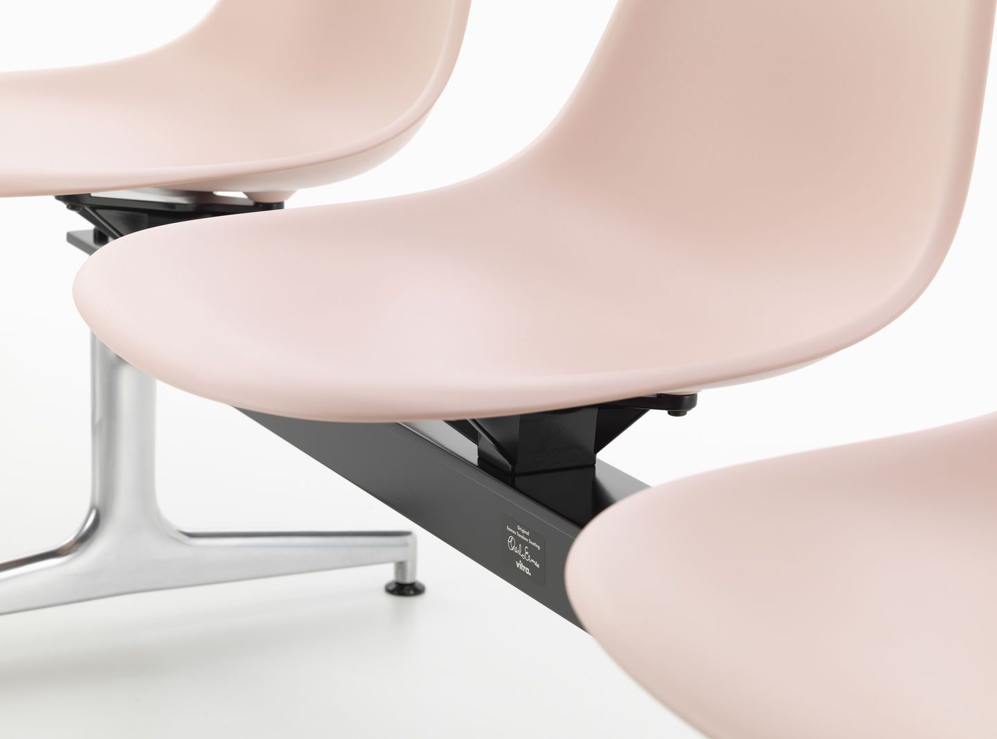 Eames Plastic Side Chair RE on traverse Vitra 