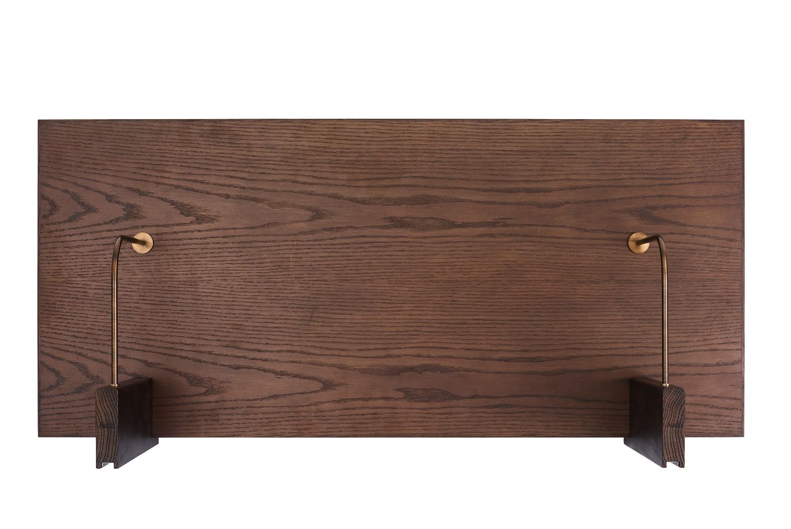 Audo Copenhagen Corbel Wall Desk Wandschreibtisch aus braunem Holz mit Messinghalterungen, modernes Design für Homeoffice.