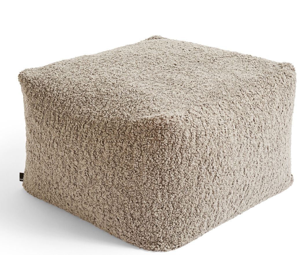 Beiger, würfelförmiger Pouf Snug Hocker von Hay mit weicher, texturierter Oberfläche. Sitzhocker für Wohnzimmer.