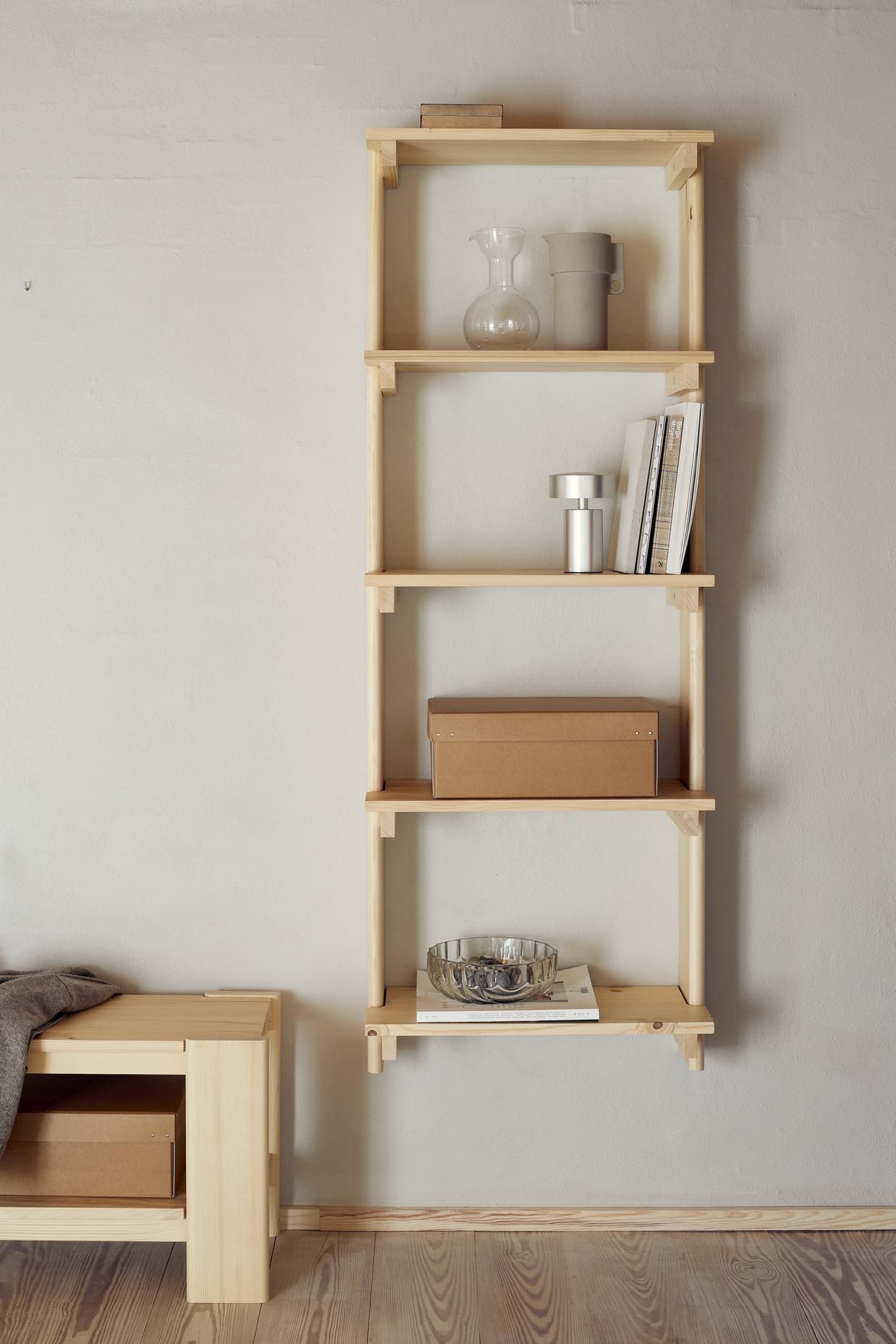 Beam Wandregal von Form & Refine mit fünf Fächern aus hellem Holz, dekoriert mit Wohnaccessoires.