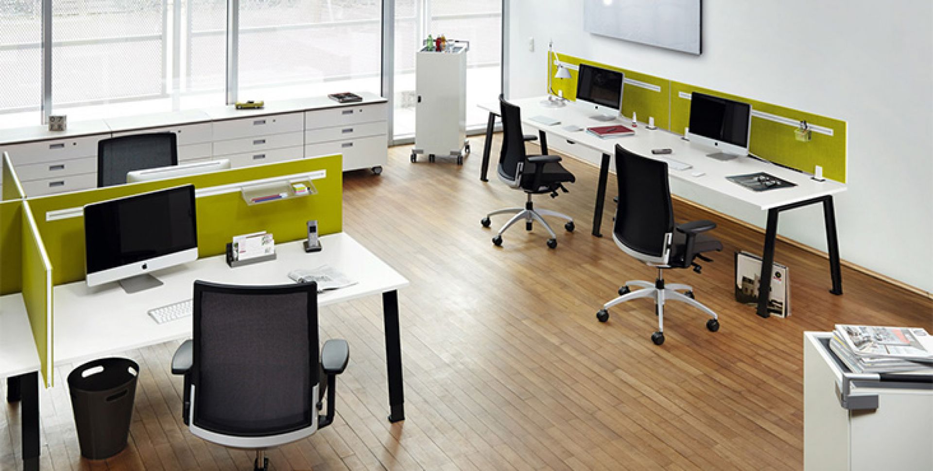 Büro mit DOIT4 Konferenztisch von König+Neurath, Büromöbeln, Schreibtischen und Bürostühlen in modernem Design.