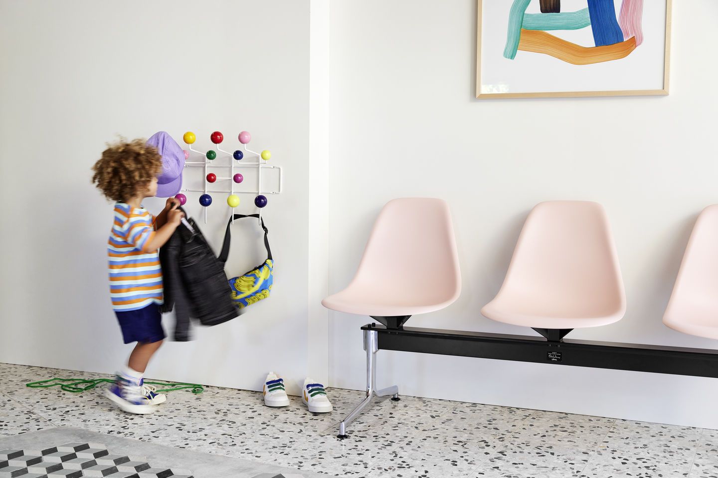 Eames Plastic Side Chair RE on traverse Vitra 
