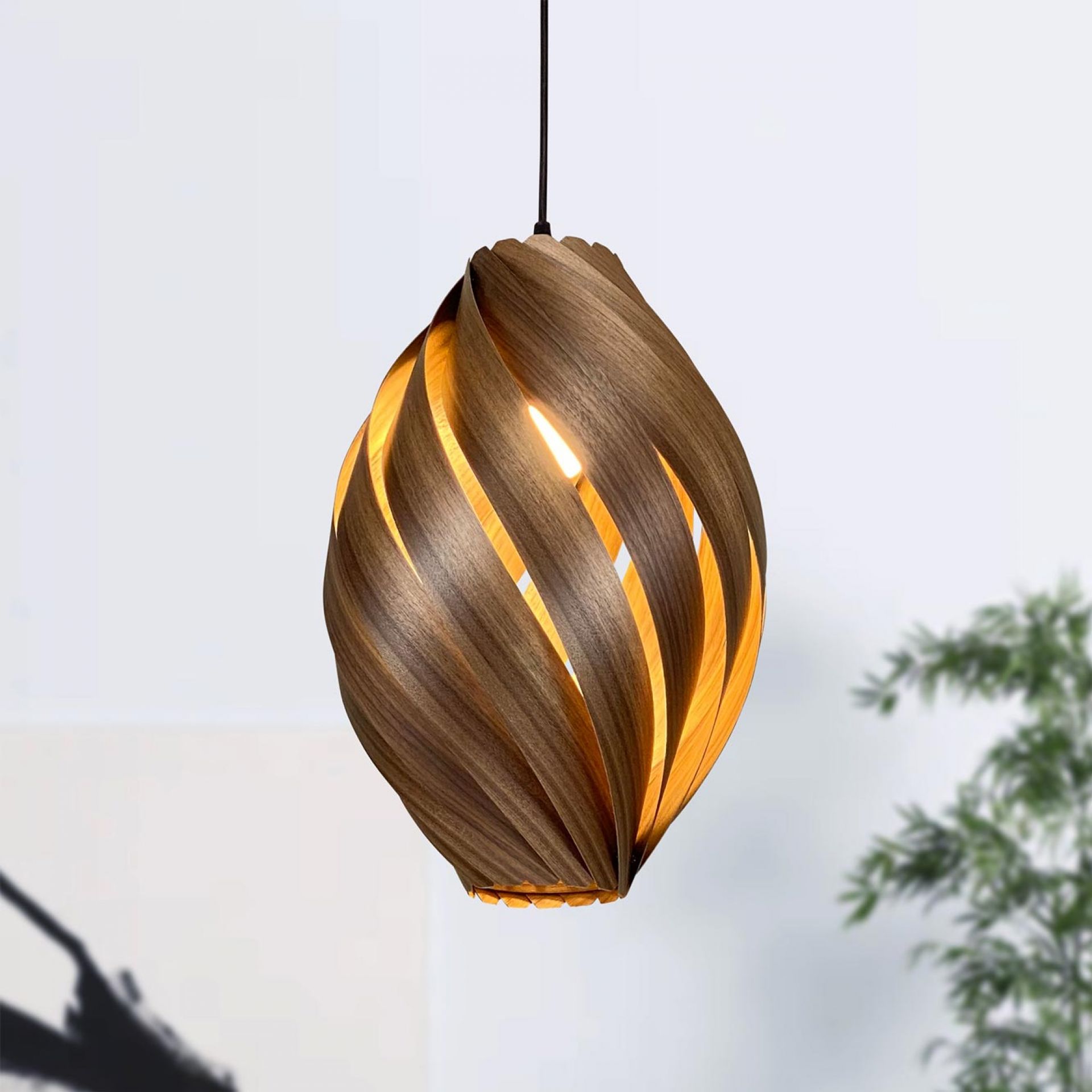 Ardére Hängeleuchte aus Nussbaumholz, rundliches Design. Moderne Pendelleuchte für Wohnzimmer und Esszimmer.