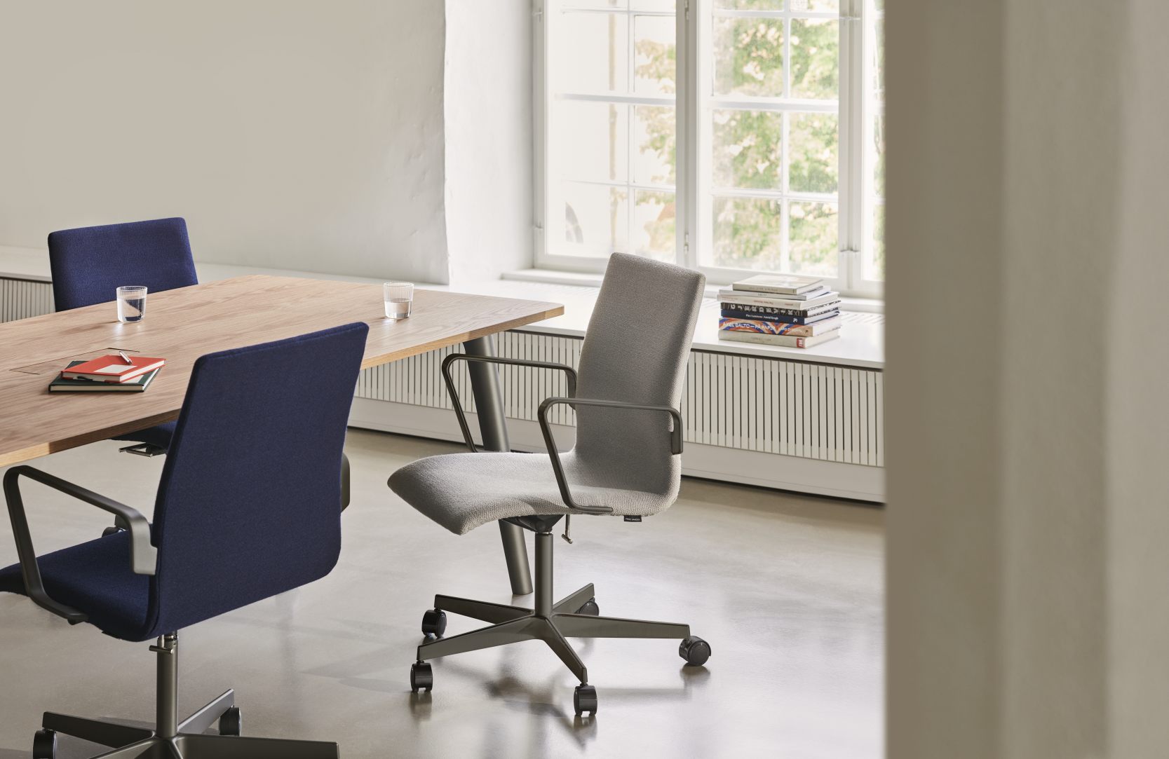 Pluralis table Fritz Hansen