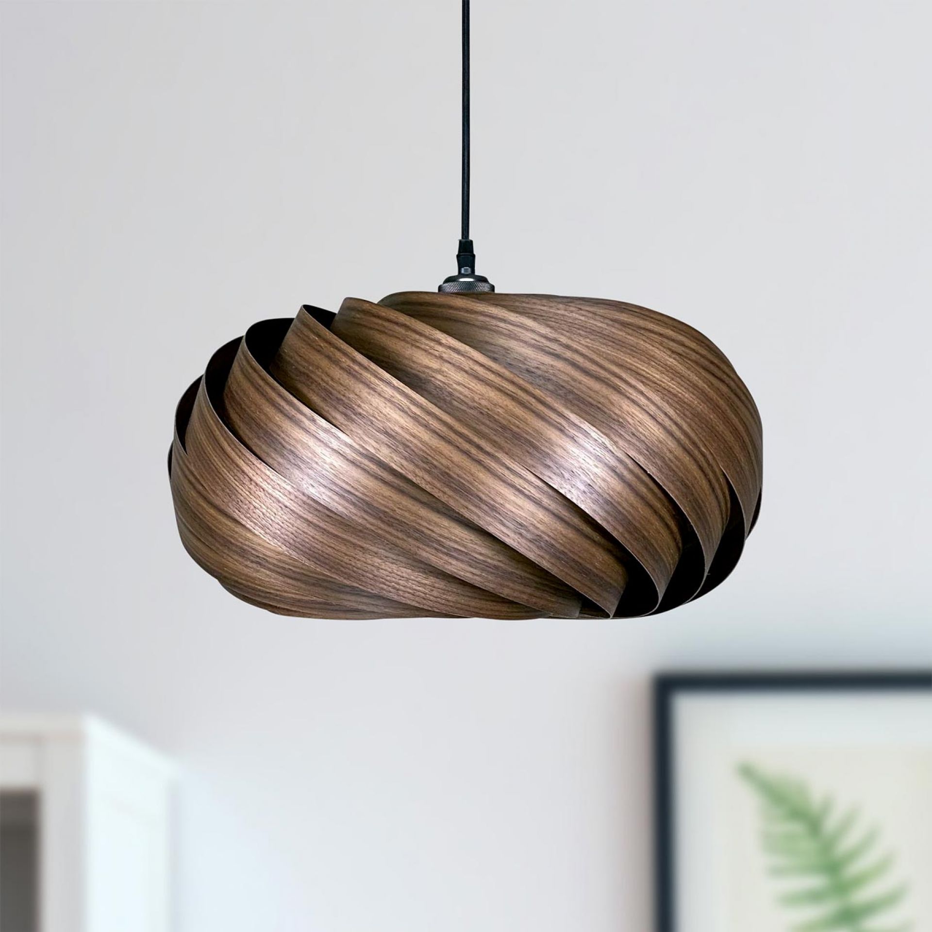 Quiescenta Hängeleuchte aus Nussbaumholz, Ø45 cm. Moderne Pendelleuchte für Wohnzimmer und Esszimmer.