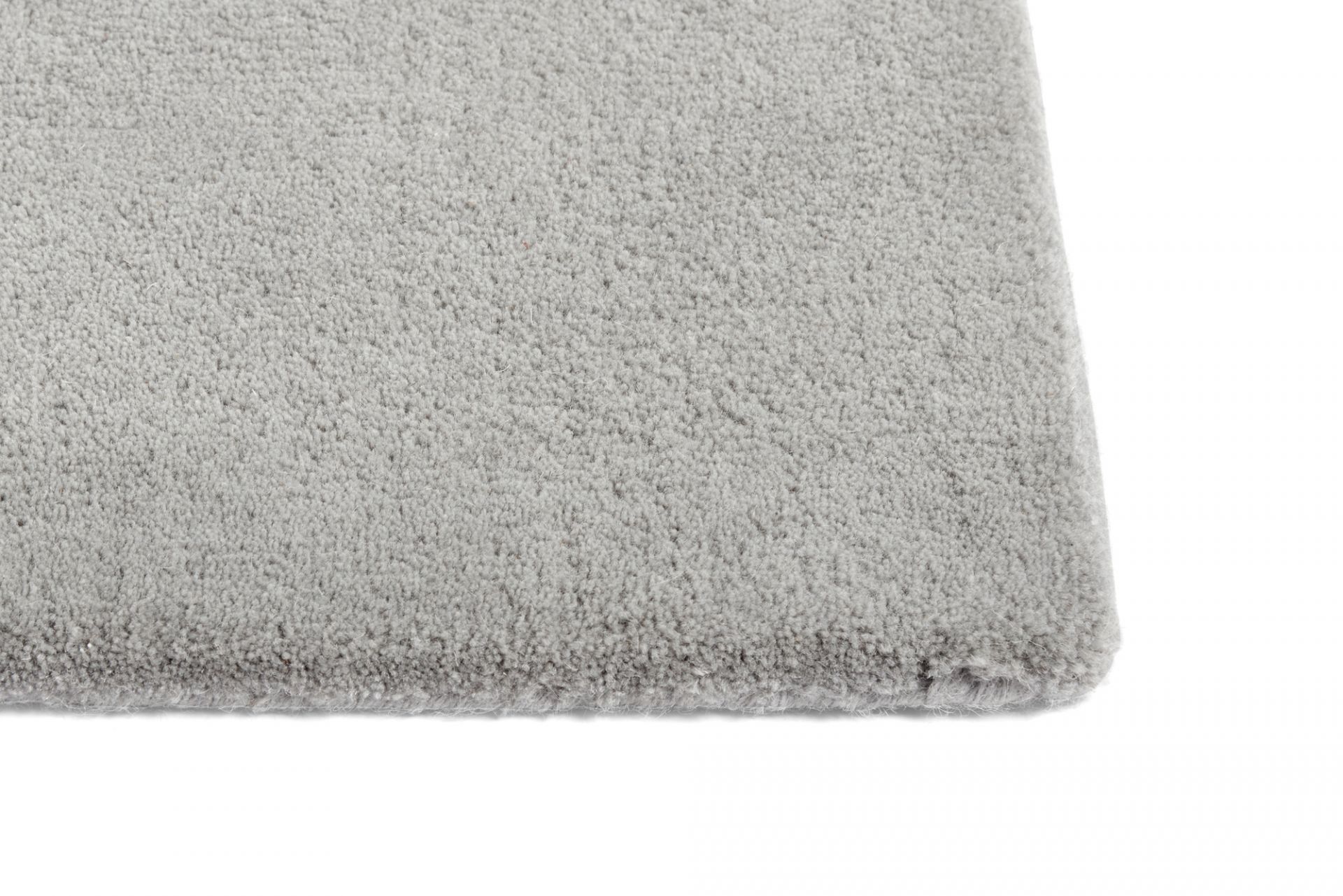 Detailaufnahme des hellgrauen Hay Teppichs "Raw Rug No 2" (240x170 cm) mit weicher Textur.