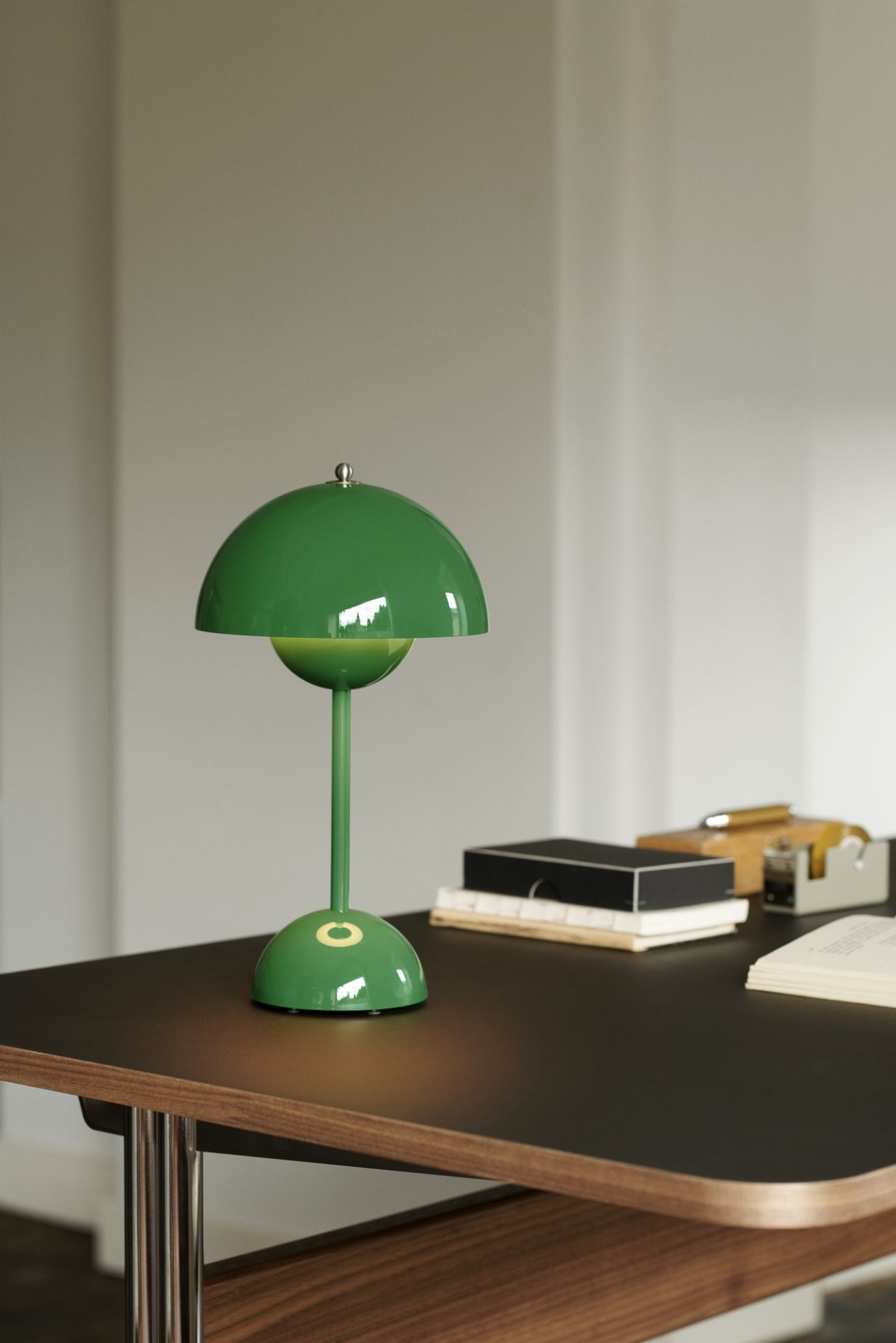 Flowerpot VP9 Portable Battery lamp / Table lamp with USB AndTradition Signal green