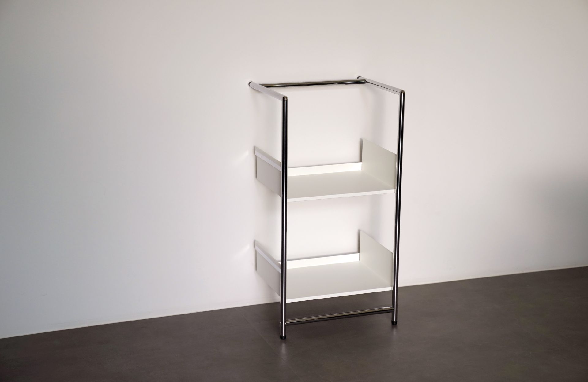 Pool 82 S Leaning shelf / Shoe rack Mox