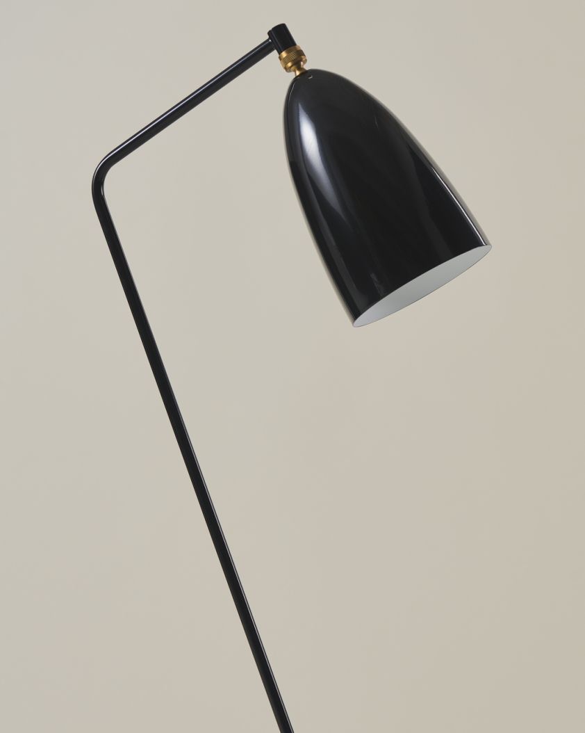 Gräshoppa / Grashoppa Floor light black glossy Gubi