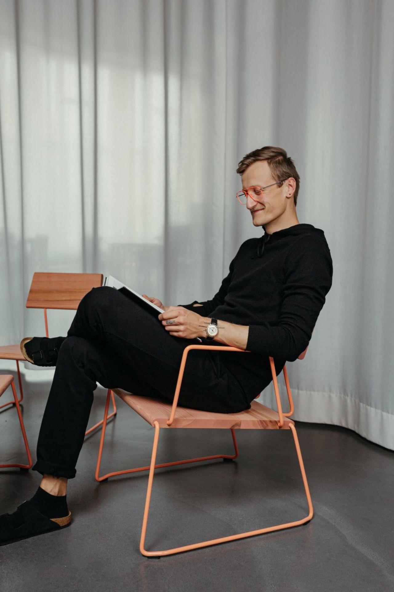 D:008 Lounge Chair with Armrests Ultraviolet Fuchs & Habicht