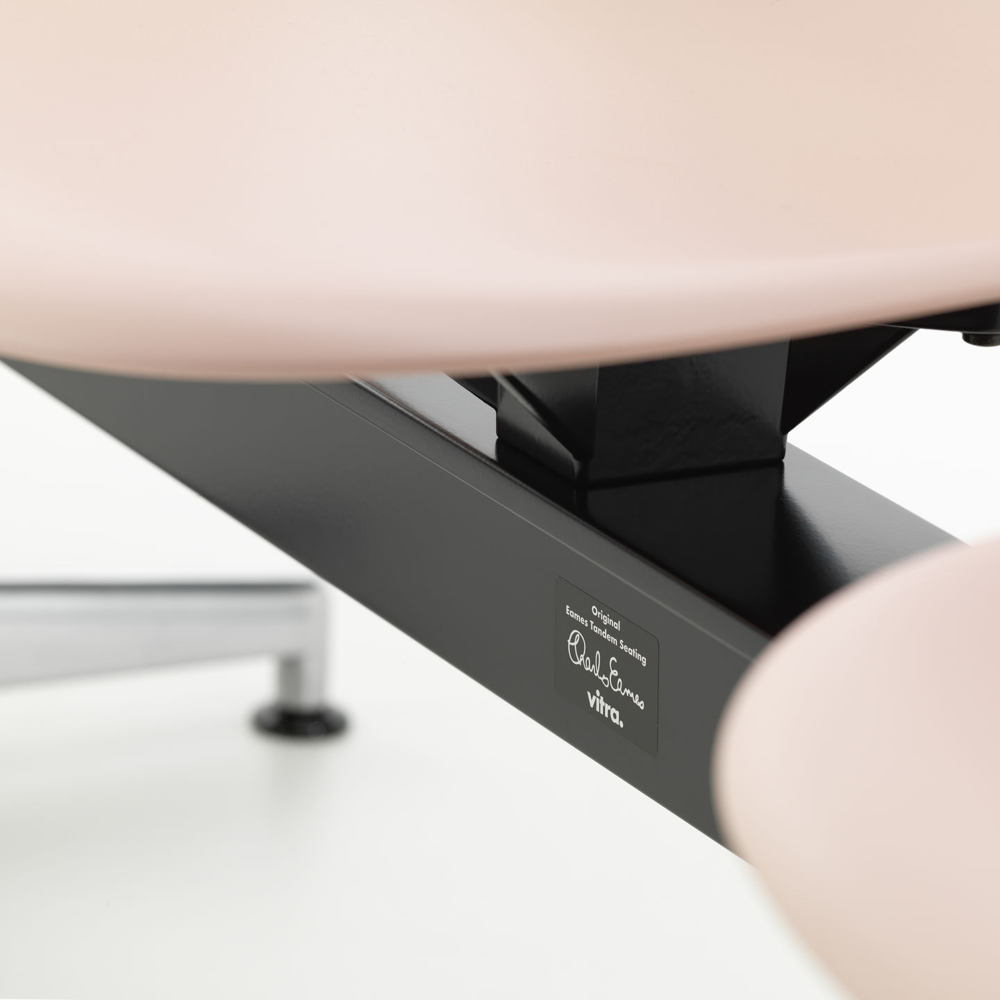 Eames Plastic Side Chair RE on traverse Vitra 