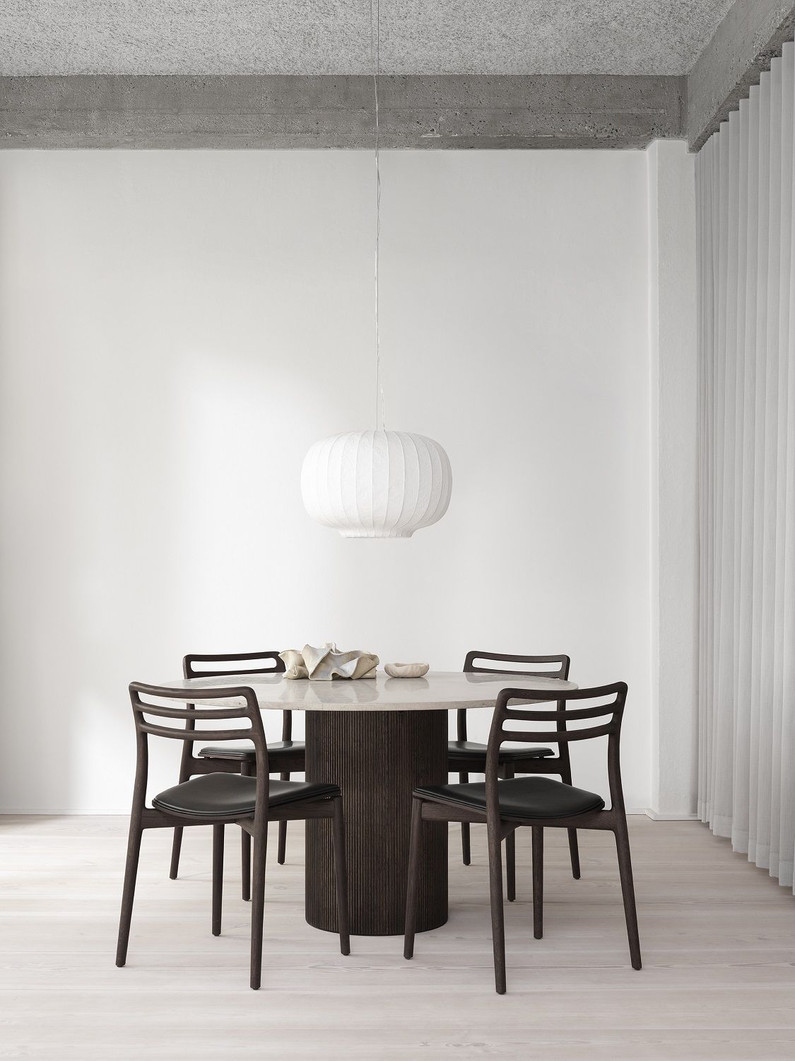 Cabin table round dark oak Vipp