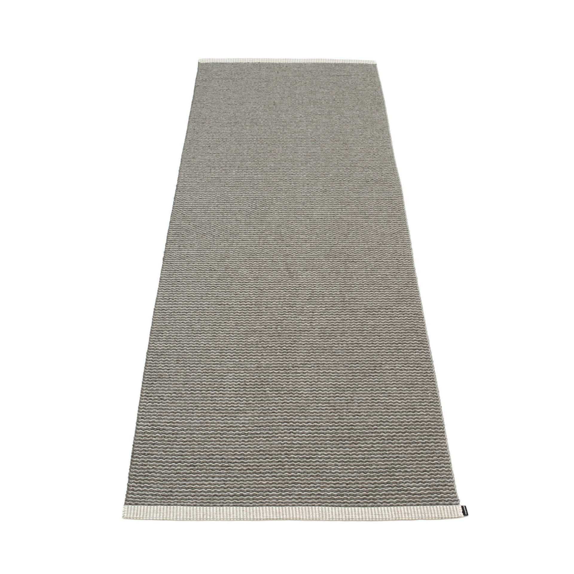Pappelina Mono Kunststoffteppich in Anthrazit, 85x260 cm. Moderner, gewebter Teppich für Innen und Außen.