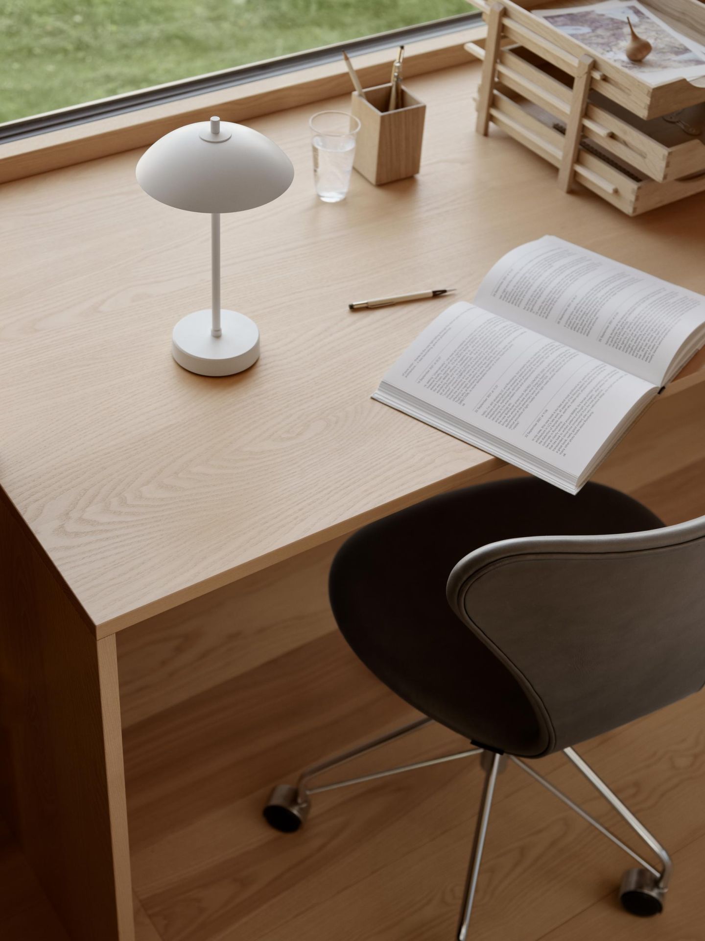 Clam Portable Table Lamp Rechargeable lamp Fritz Hansen
