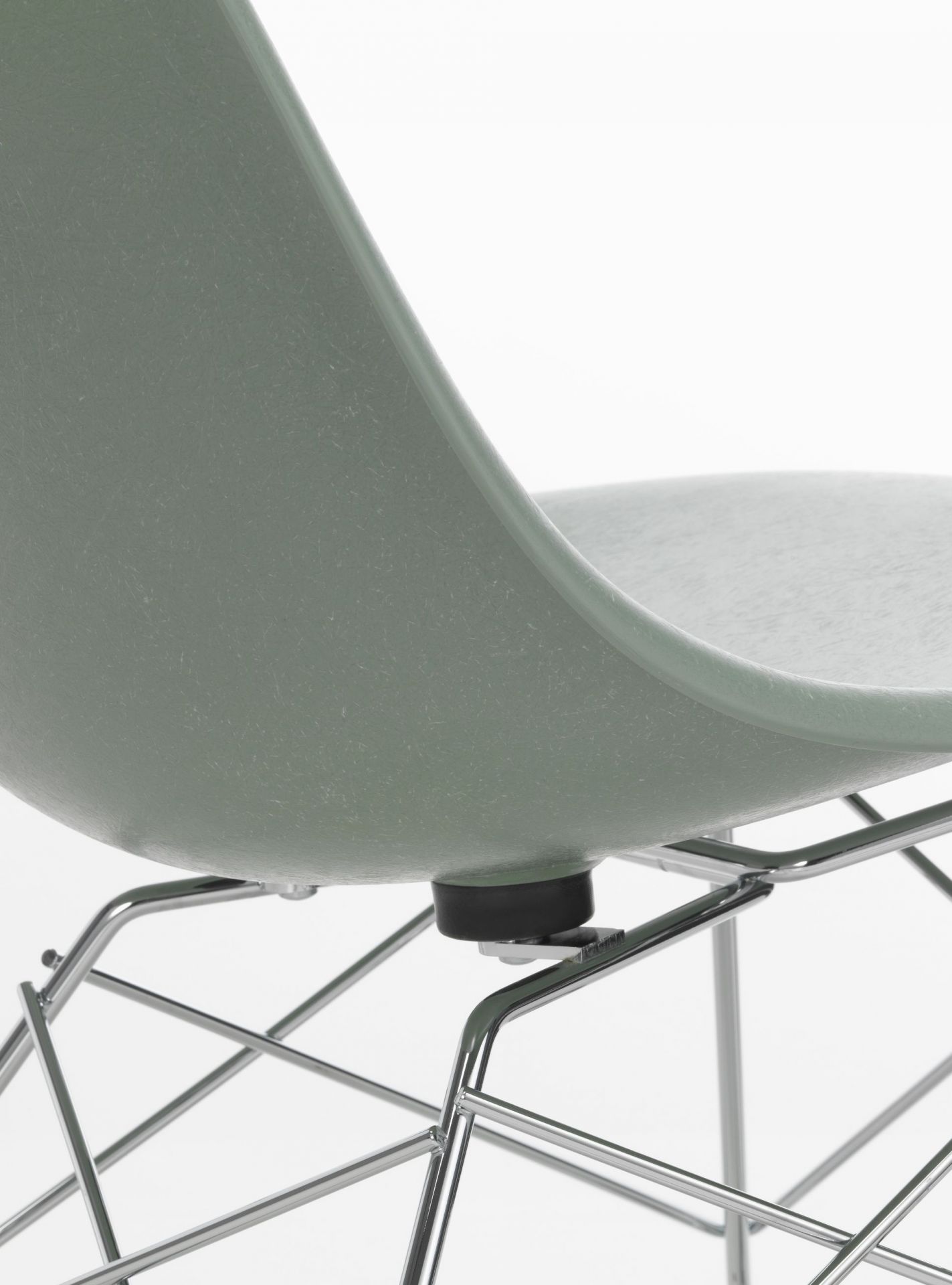Eames Fibreglass Chair LSR Chair Vitra
