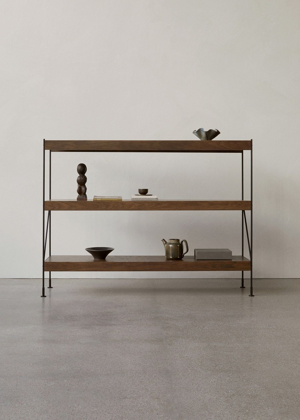 Audo Copenhagen Zet Storage System Regal H114 cm aus Holz und Metall im minimalistischen Design.