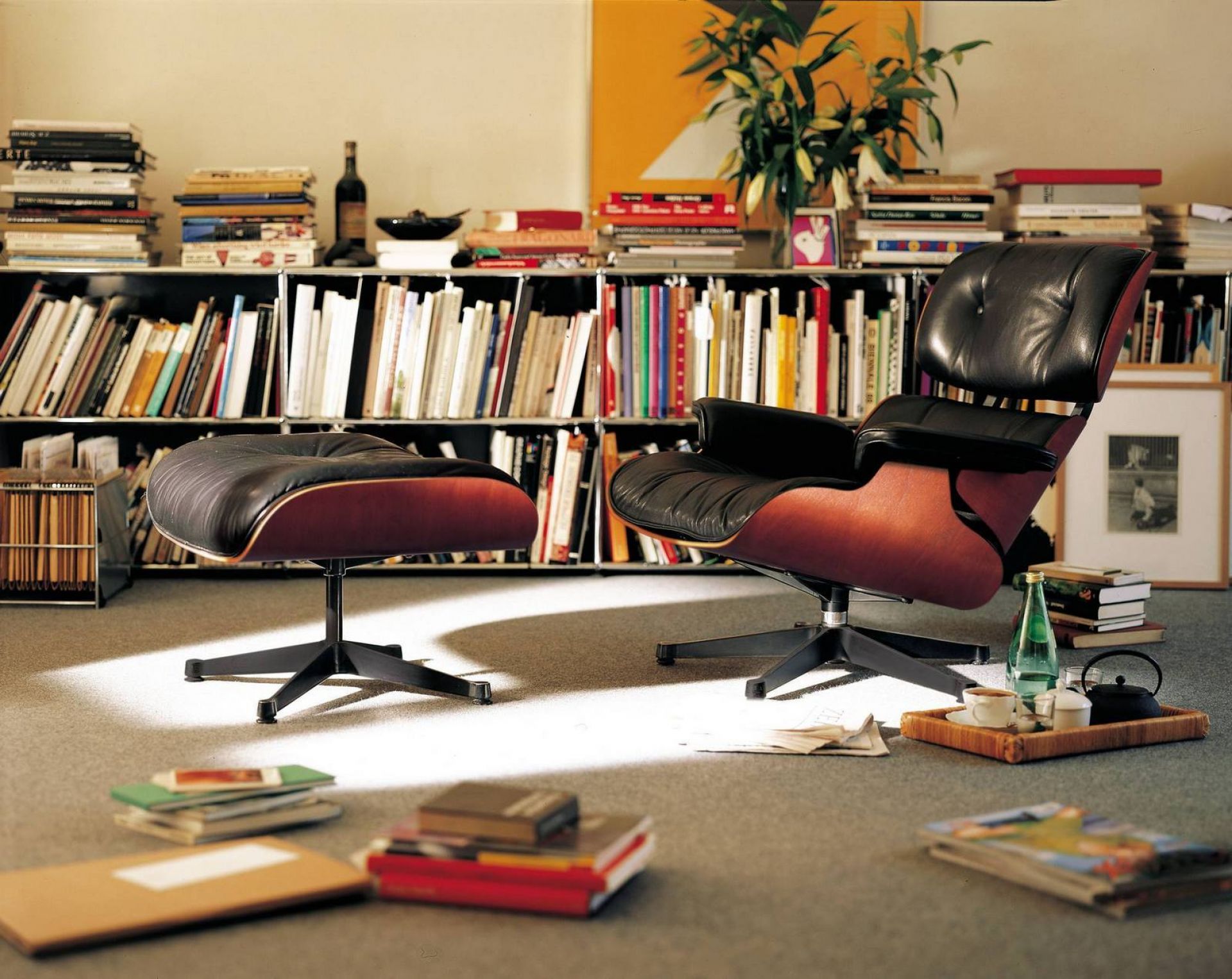 Eames Lounge Chair & Ottoman Armchair Leather Premium Vitra Sides polished black leather premium F black rosewood
