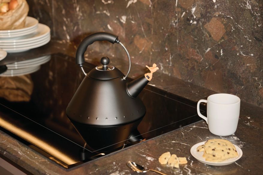 9093 BB Kettle Black Alessi