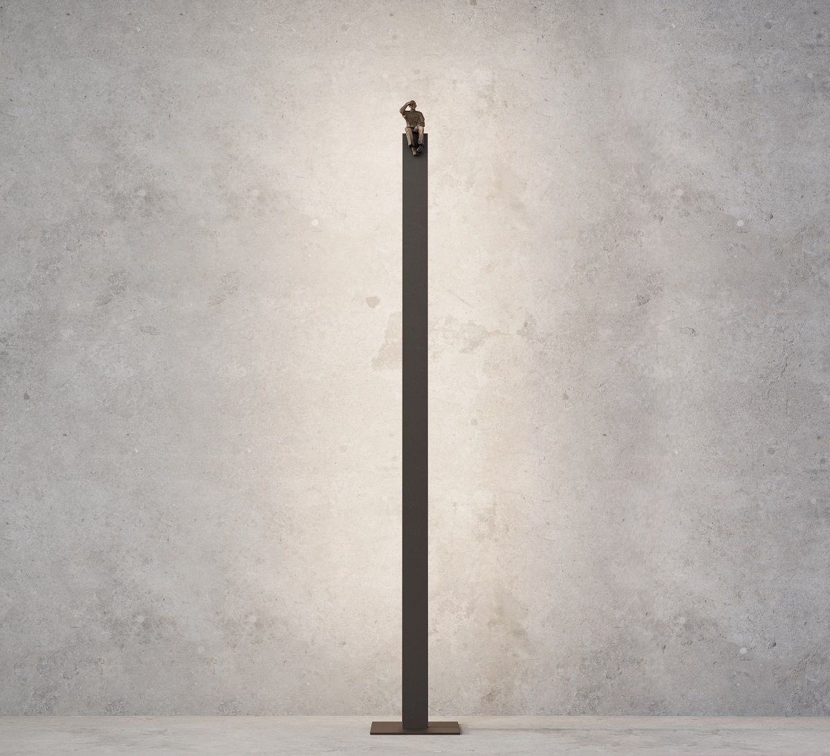 I See Floor Lamp Stehleuchte: Moderne Stehlampe in Stele-Form mit sitzender Figur auf der Spitze.
