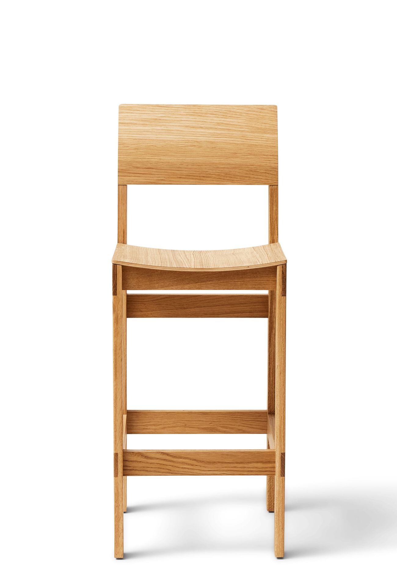 Sonder Barhocker 65 von Form & Refine aus Eiche, skandinavisches Design für Küche und Bar.