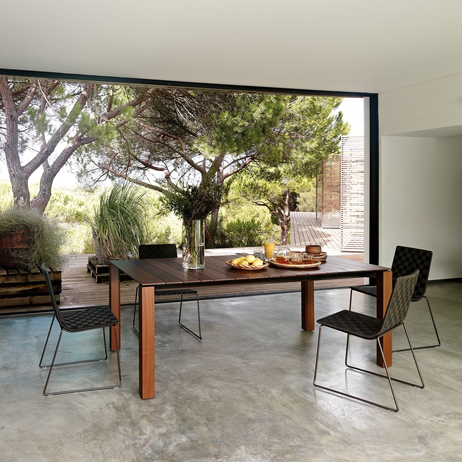 Trenza Stuhl von Andreu World, stapelbarer Outdoor Stuhl aus geflochtenem Textil und Metallgestell.