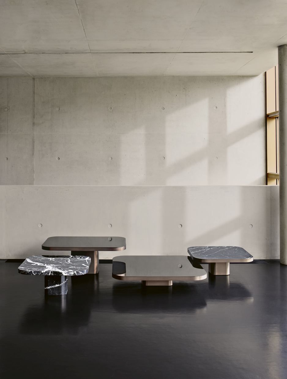 ClassiCon Bow Coffee Table No. 2: Vier moderne Couchtische mit Marmor- und Glasplatten in minimalistischem Raum.