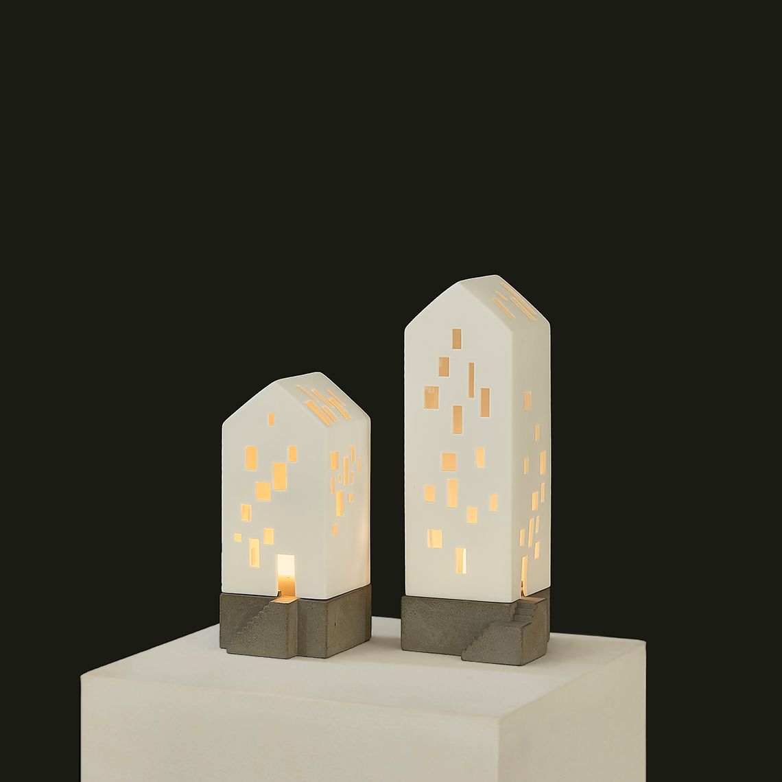Small flat block Light house with concrete base Wheels