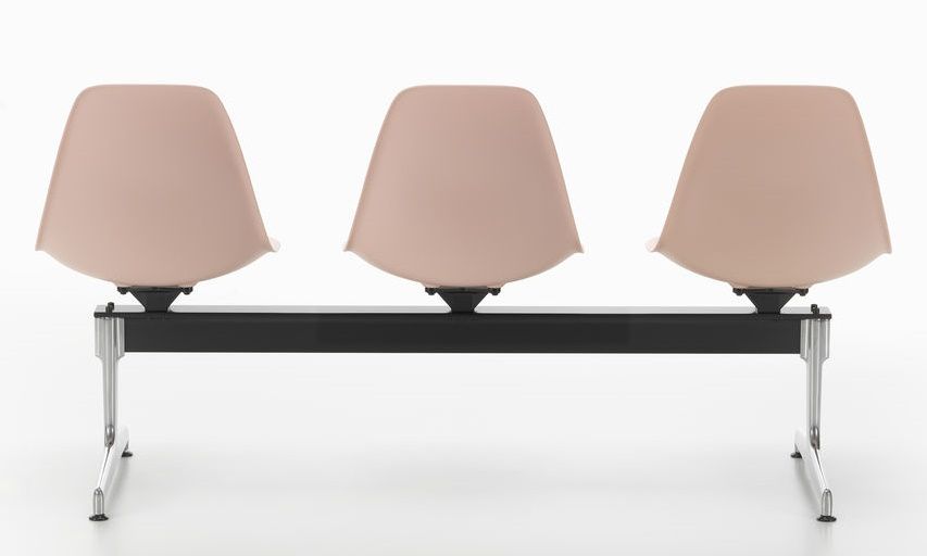 Eames Plastic Side Chair RE on traverse Vitra 