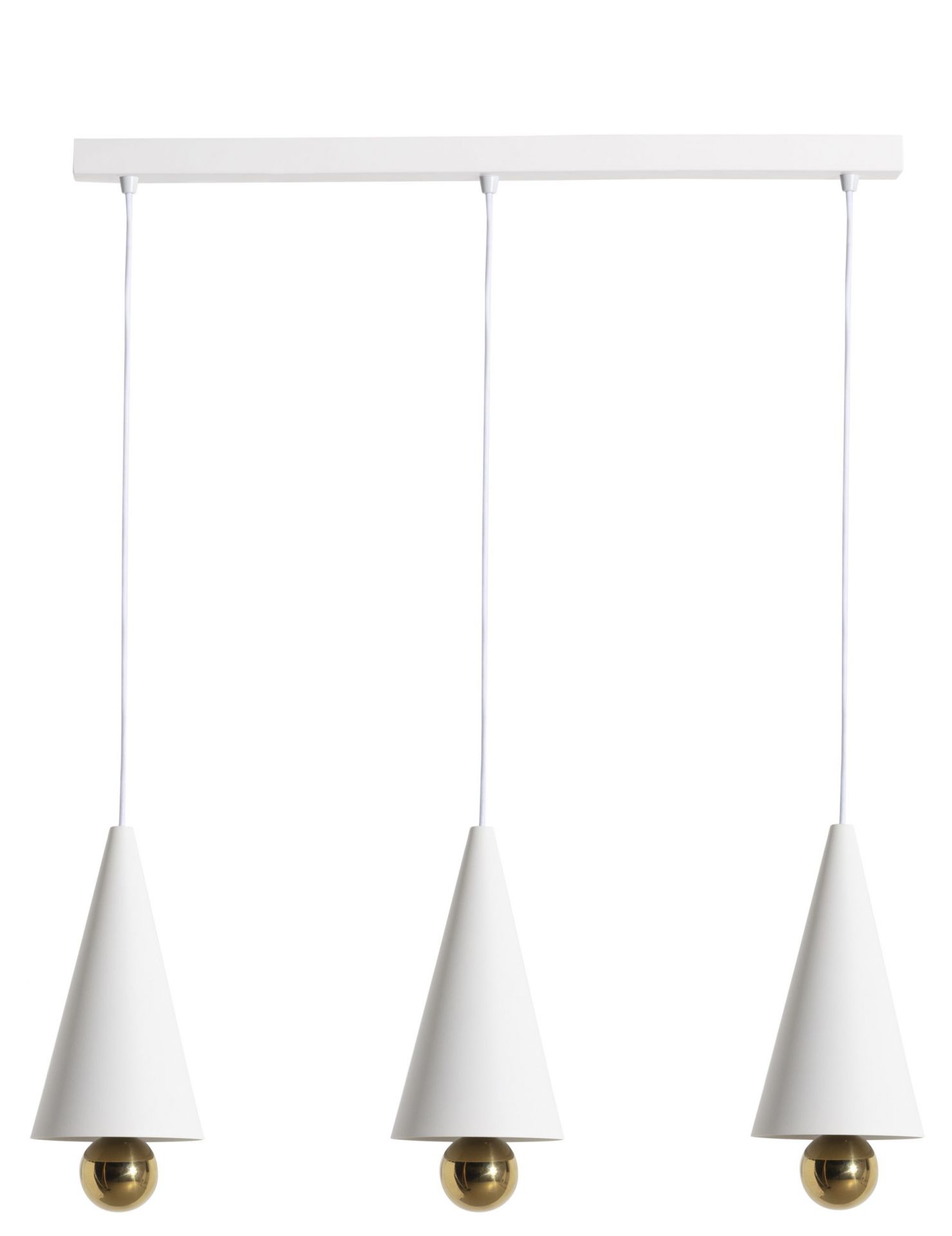 Weiße Petite Friture Cherry Pendelleuchte 3er Set Linear mit goldenen Akzenten.