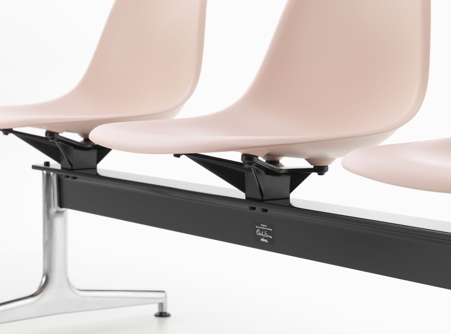 Eames Plastic Side Chair RE on traverse Vitra 