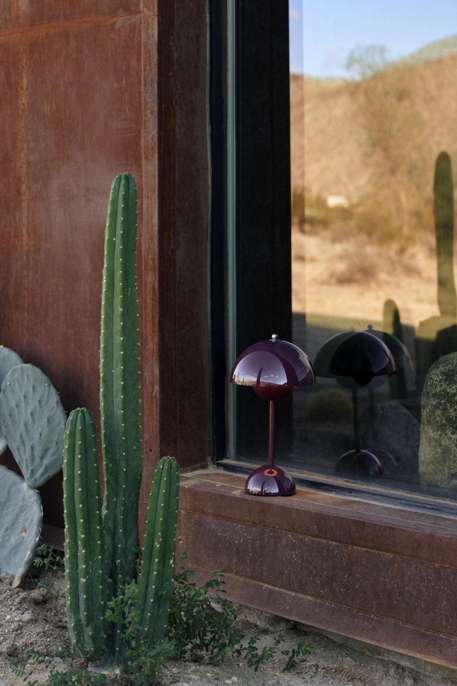 Flowerpot VP9 Portable Battery lamp / Table lamp with USB AndTradition Dark plum