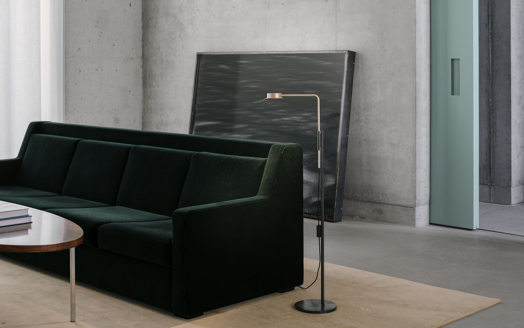 w102 F Chipperfield Stehleuchte von wästberg im modernen Wohnzimmer mit Sofa und Kunst.