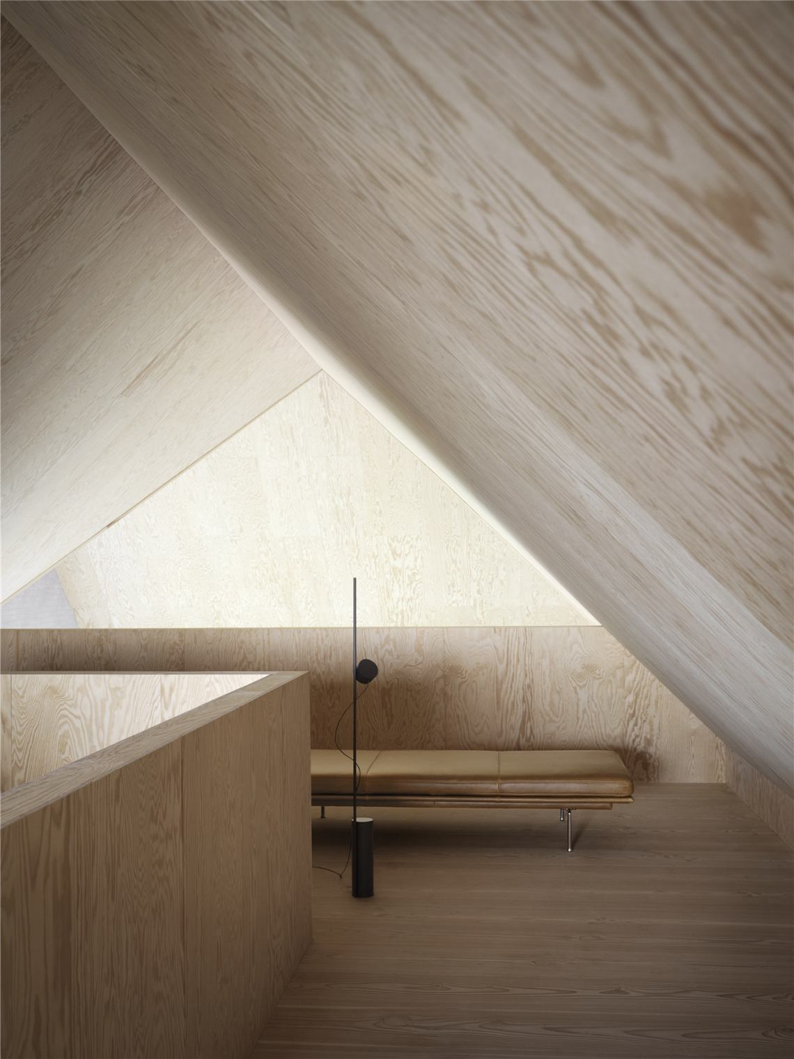 Post Floor Lamp Muuto