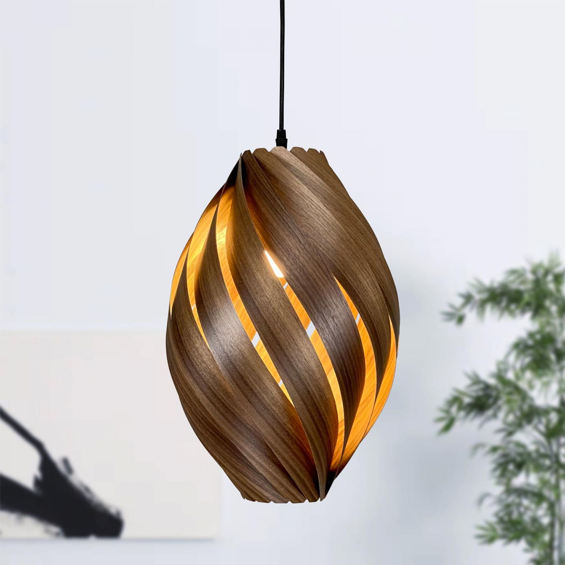 Ardére Hängeleuchte aus Nussbaumholz, rundliches Design für stilvolle Beleuchtung im Wohnraum.