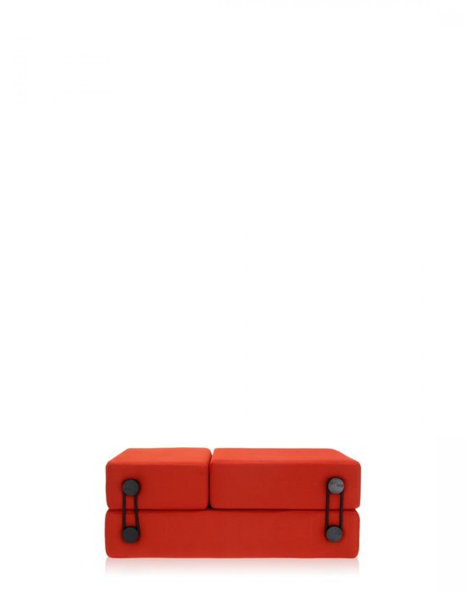 Roter Kartell Trix Sessel, bestehend aus zwei gepolsterten Elementen, verbunden mit schwarzen Gummibändern.