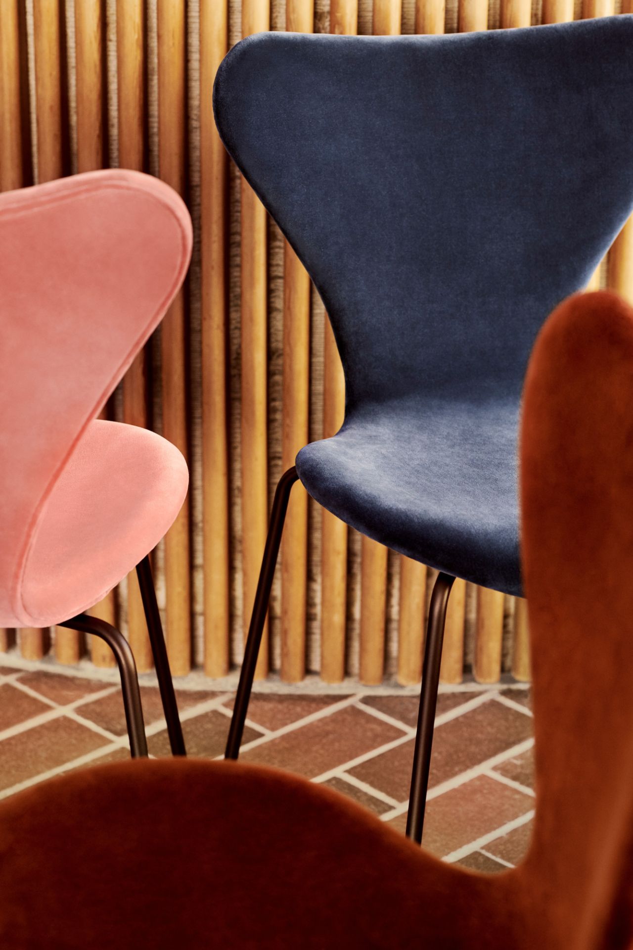 Series 7 3107 Belfast Chair fully upholstered Fritz Hansen dunkel pflaume