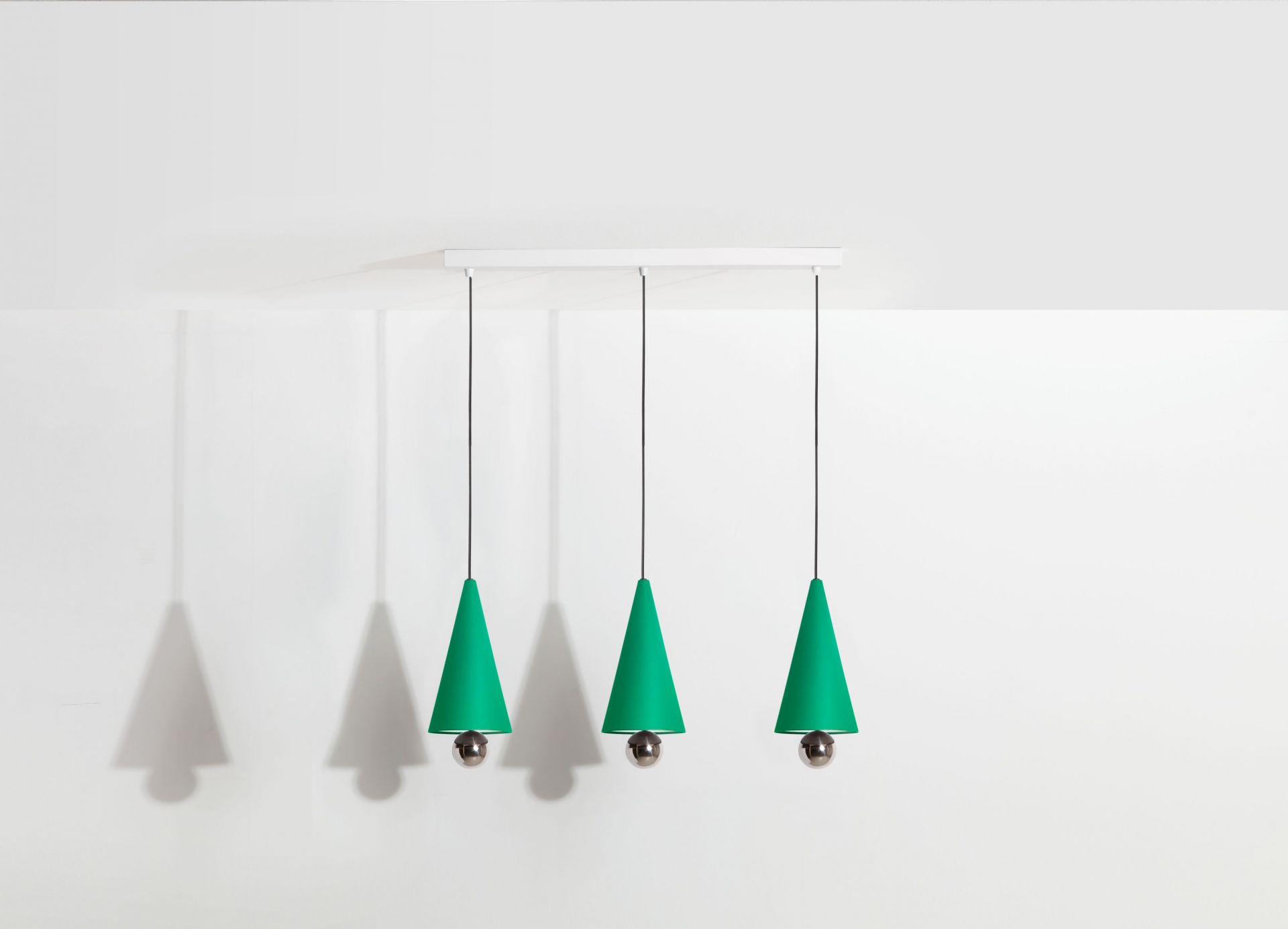 Cherry Pendant light Pendelleuchte 3er Set Linear Petite Friture in Mintgrün vor weißem Hintergrund.